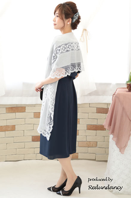 ネイビーのケープ風スリーブウエストビジュードレス