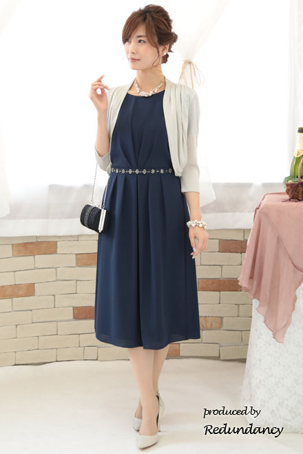 ネイビーのケープ風スリーブウエストビジュードレス
