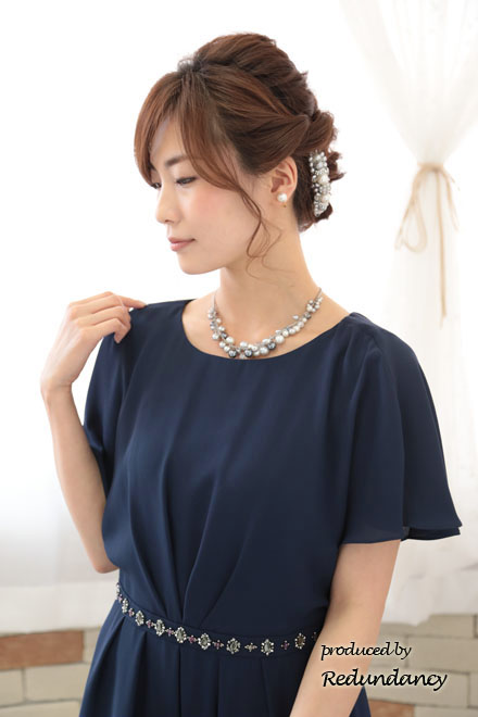 ネイビーのケープ風スリーブウエストビジュードレス