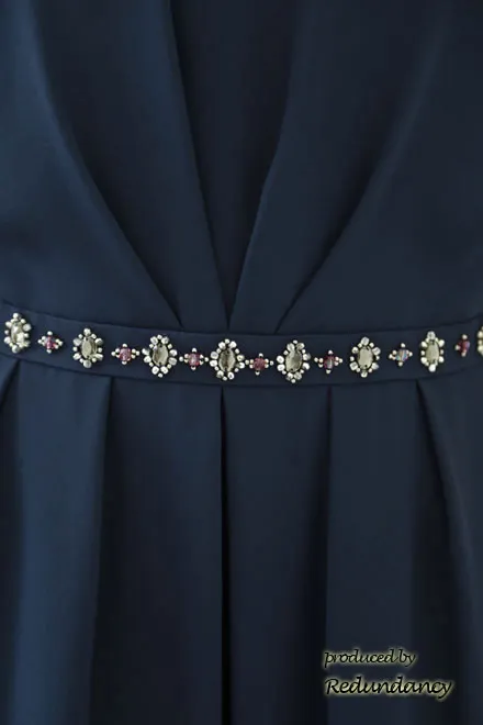 ネイビーのケープ風スリーブウエストビジュードレス