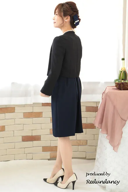 ネイビーのフレアスリーブタイトドレス