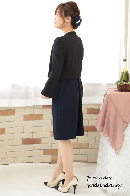 ネイビーのフレアスリーブタイトドレス