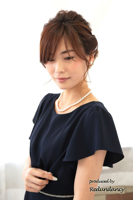 ネイビーのフレアスリーブタイトドレス