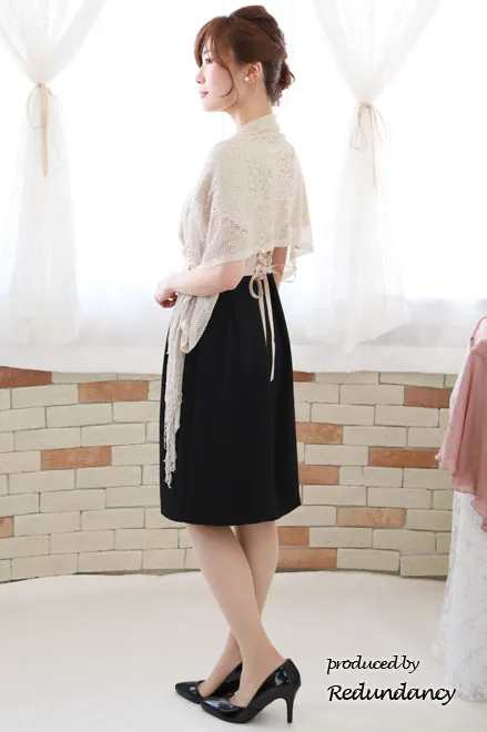 ベージュ×ブラックのフレアスリーブバイカラータイトドレス