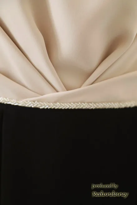 ベージュ×ブラックのフレアスリーブバイカラータイトドレス