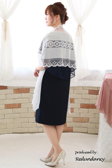 ネイビーのレースケープ風シンプルドレス