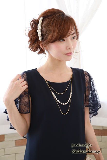 ネイビーのレースケープ風シンプルドレス