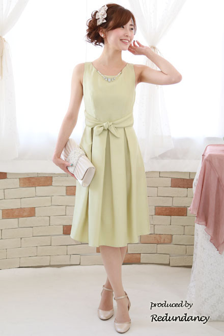レモンイエローのネックレス付きウエストリボンドレス