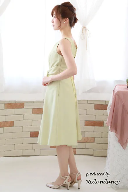 レモンイエローのネックレス付きウエストリボンドレス