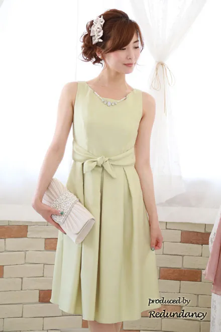 レモンイエローのネックレス付きウエストリボンドレス
