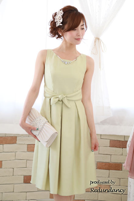 レモンイエローのネックレス付きウエストリボンドレス