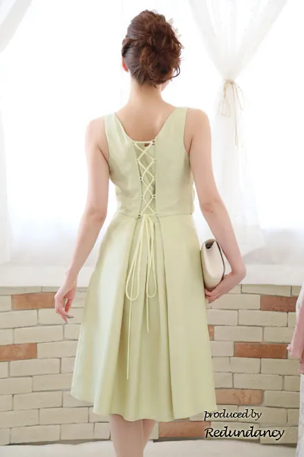 レモンイエローのネックレス付きウエストリボンドレス