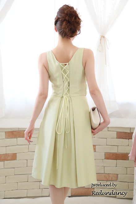 レモンイエローのネックレス付きウエストリボンドレス