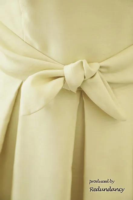 レモンイエローのネックレス付きウエストリボンドレス