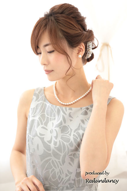 シルバーのハイウエスト切替花柄シャンタンドレス