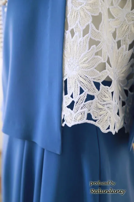 ブルーのフラワーモチーフレース切替ドレス