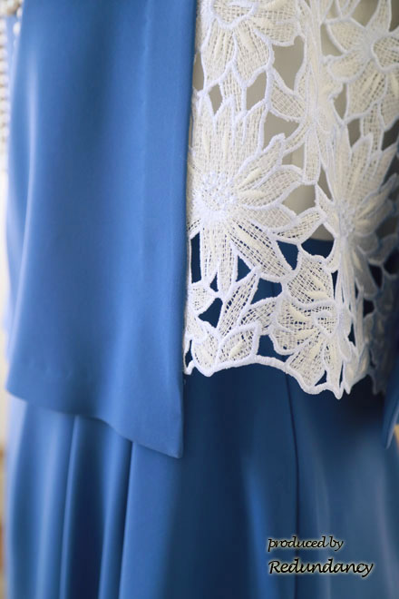 ブルーのフラワーモチーフレース切替ドレス