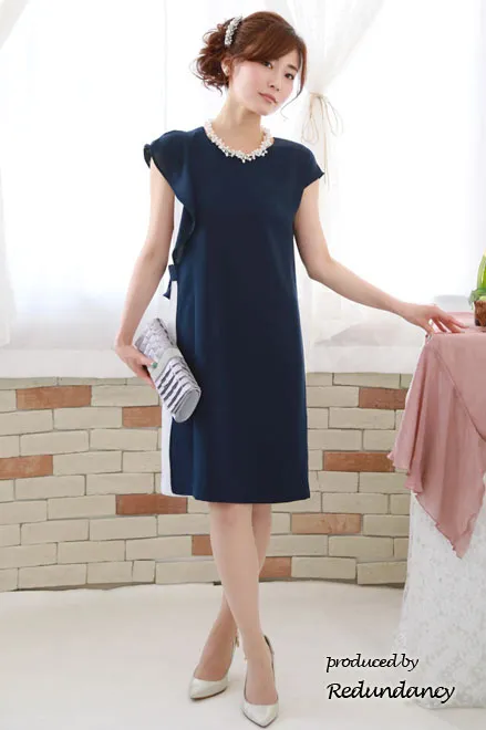 ネイビー×ホワイトのショルダーフリルバイカラードレス