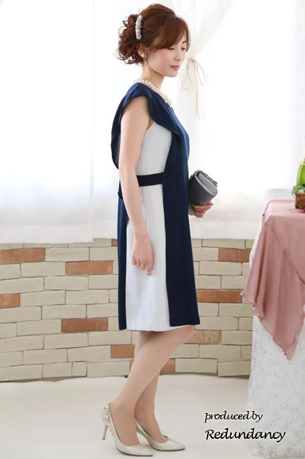 ネイビー×ホワイトのショルダーフリルバイカラードレス
