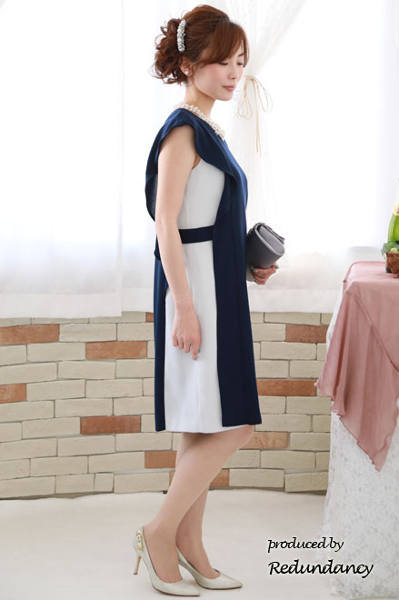 ネイビー×ホワイトのショルダーフリルバイカラードレス
