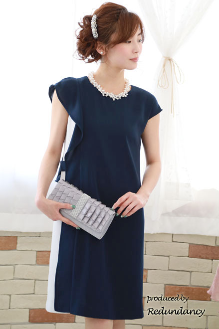 ネイビー×ホワイトのショルダーフリルバイカラードレス