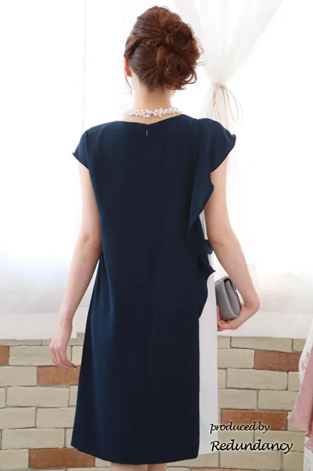 ネイビー×ホワイトのショルダーフリルバイカラードレス