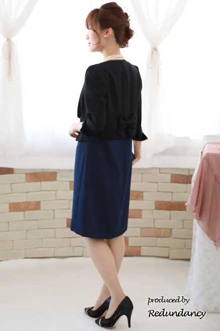 ネイビー×ホワイトのショルダーフリルバイカラードレス