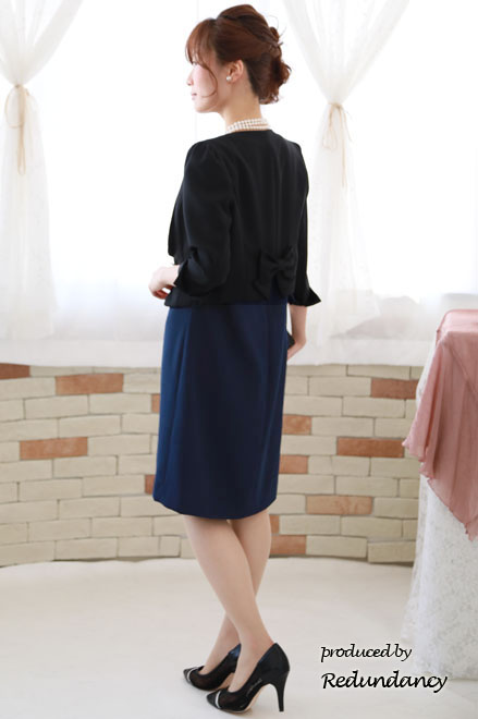 ネイビー×ホワイトのショルダーフリルバイカラードレス