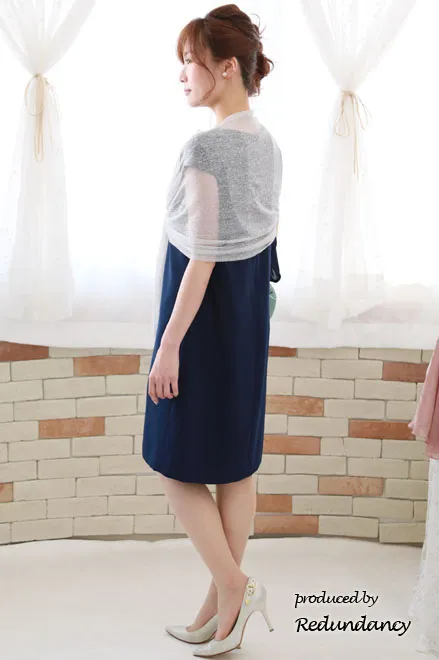 ネイビー×ホワイトのショルダーフリルバイカラードレス