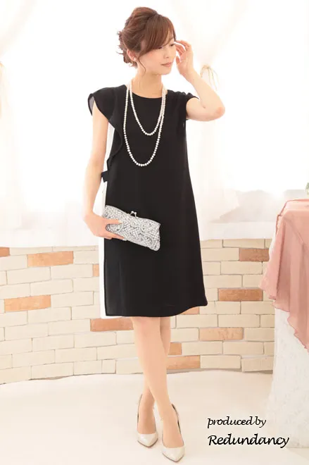 モノトーンのショルダーフリルバイカラードレス