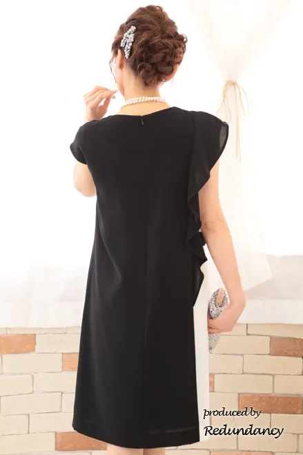 モノトーンのショルダーフリルバイカラードレス