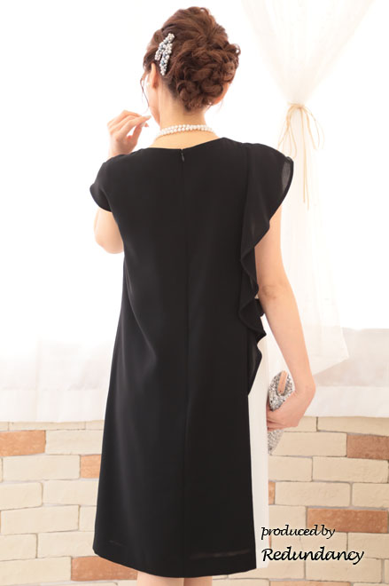 モノトーンのショルダーフリルバイカラードレス