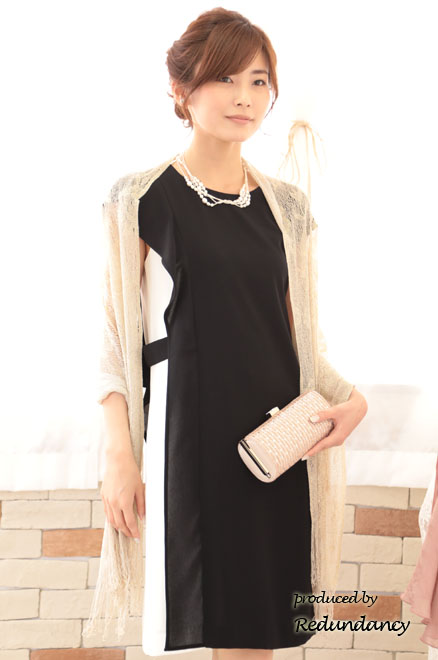 モノトーンのショルダーフリルバイカラードレス