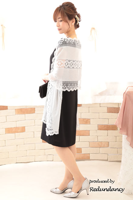 モノトーンのショルダーフリルバイカラードレス