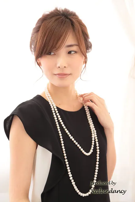 モノトーンのショルダーフリルバイカラードレス