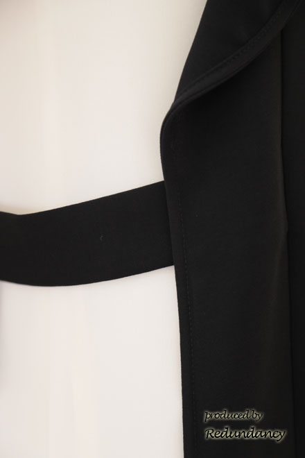 モノトーンのショルダーフリルバイカラードレス