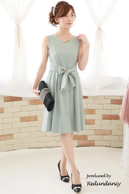 ライトグリーンのビーズ付きウエストリボンVネックドレス