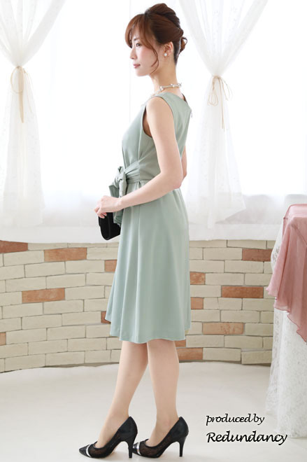 ライトグリーンのビーズ付きウエストリボンVネックドレス