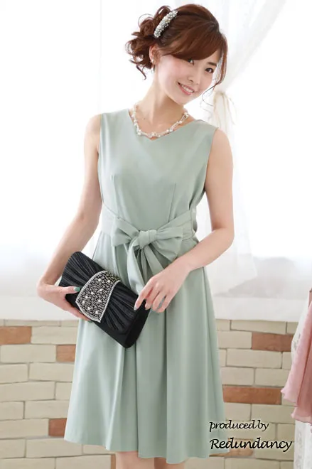 ライトグリーンのビーズ付きウエストリボンVネックドレス