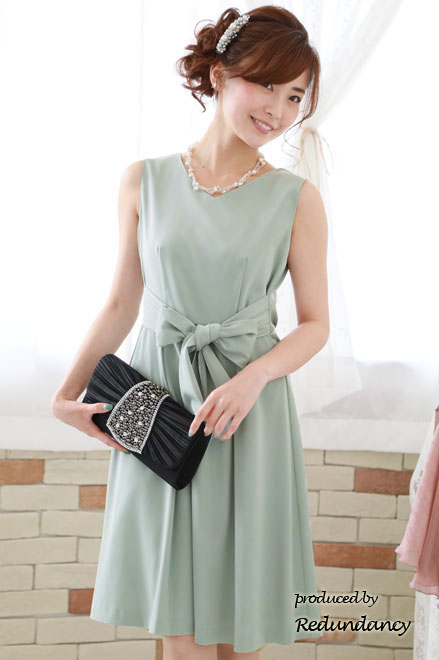 ライトグリーンのビーズ付きウエストリボンVネックドレス