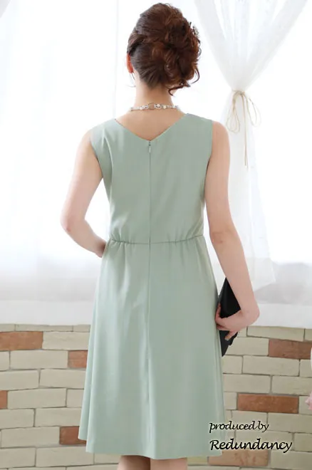 ライトグリーンのビーズ付きウエストリボンVネックドレス