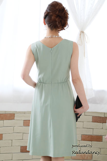 ライトグリーンのビーズ付きウエストリボンVネックドレス