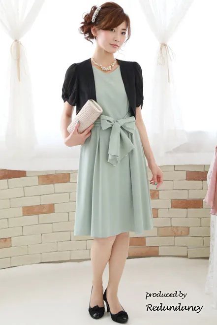 ライトグリーンのビーズ付きウエストリボンVネックドレス