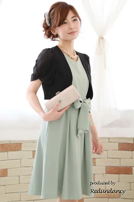 ライトグリーンのビーズ付きウエストリボンVネックドレス