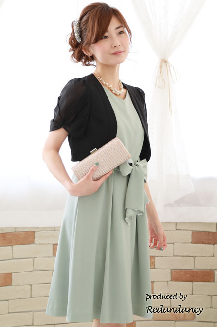 ライトグリーンのビーズ付きウエストリボンVネックドレス