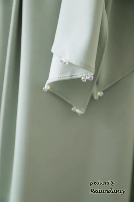 ライトグリーンのビーズ付きウエストリボンVネックドレス