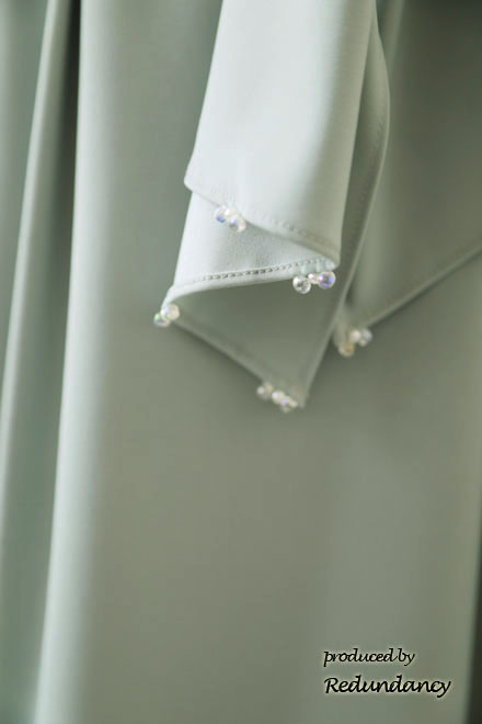 ライトグリーンのビーズ付きウエストリボンVネックドレス