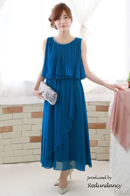 ブルーのビジュー付きプリーツロングドレス