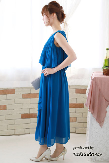 ブルーのビジュー付きプリーツロングドレス