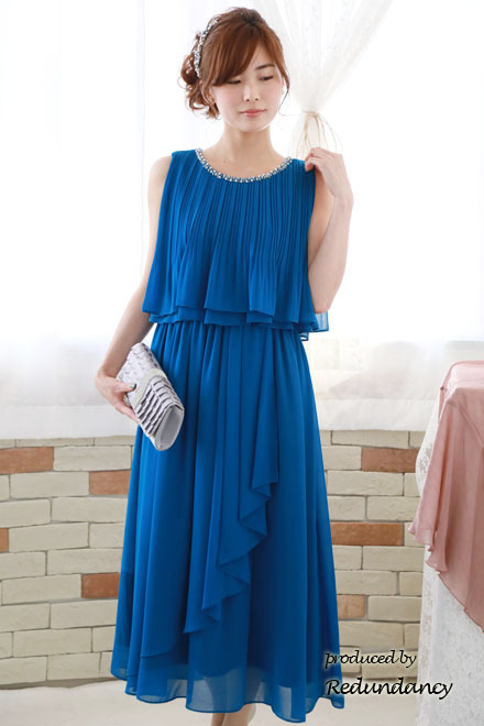 ブルーのビジュー付きプリーツロングドレス